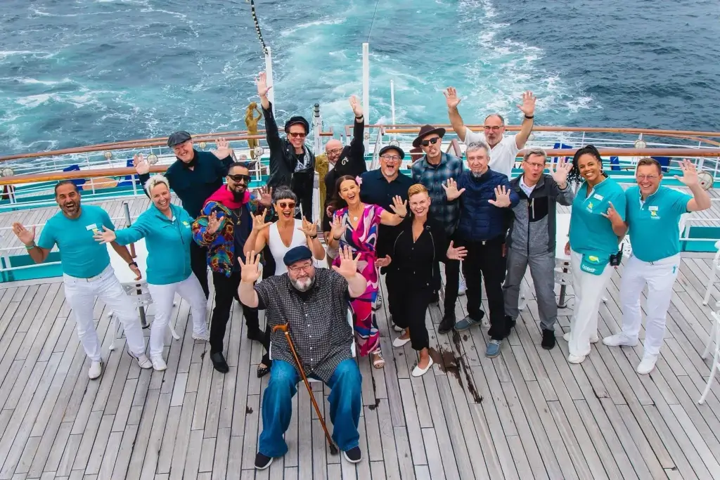 Musikerinnen, Musiker und Crew der Blues Cruise 2026 gemeinsam an Deck