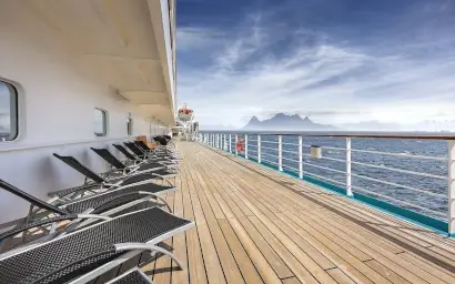 Promenadendeck der MS AMADEA mit Liegestühlen und weitem Blick über das Meer