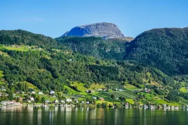Ulvik am Hardangerfjord mit grünen Berghängen