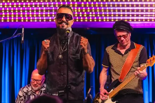 Aki Kumar bei einem Konzert der Blues Cruise 2026