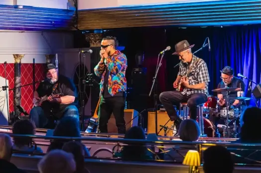 Bluesband bei einem Konzert an Deck während der Blues Cruise 2026