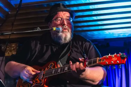 Gitarrist bei einem Live-Auftritt der Blues Cruise 2026