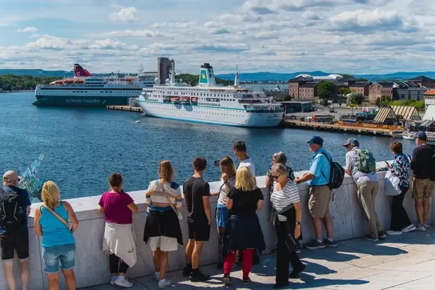 Gäste beobachten die Hafeneinfahrt in Oslo während der Blues Cruise 2026