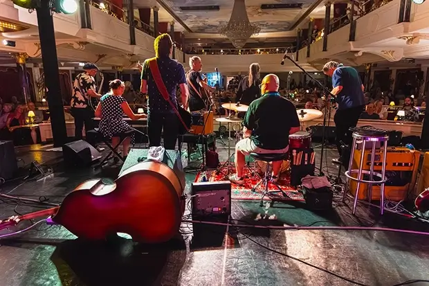 Live-Konzert im Atrium während der Blues Cruise 2026