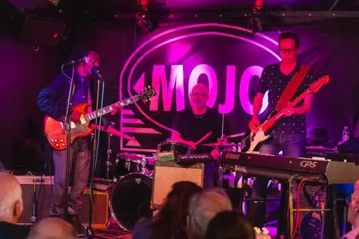 Blueskonzert im Mojo Club während der Blues Cruise 2026