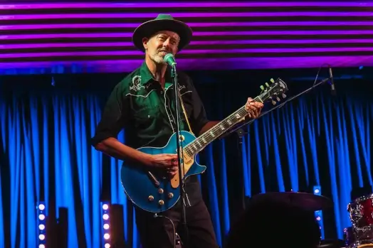 Nathan James spielt Gitarre bei der Blues Cruise 2026