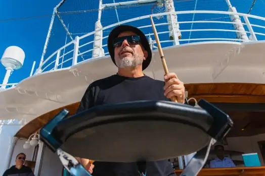 Musiker beim Trommelworkshop an Deck der Blues Cruise 2026