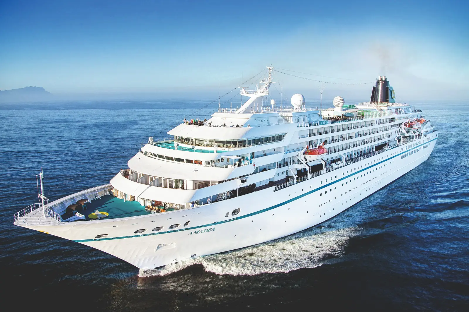 MS AMADEA auf See