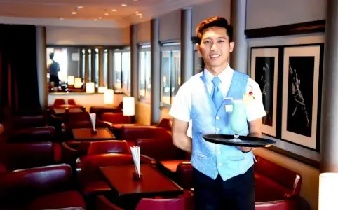 Service in Harry’s Bar auf der MS AMADEA